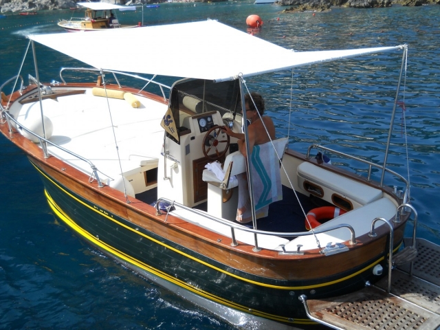 Servicio de renta de barco con patrón Capri y la costa de Amalfi