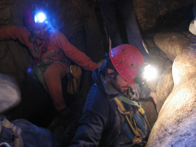  Explorando la gruta 
