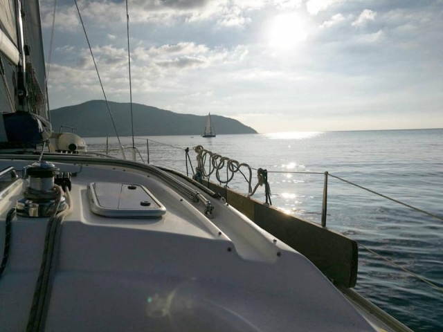  en barco hacia el atardecer 