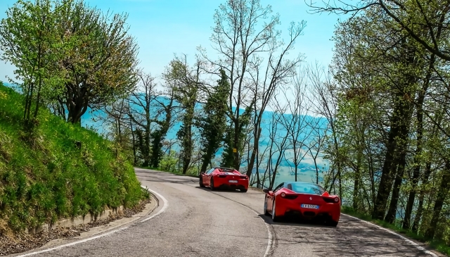  Entre las curva de la carretera 