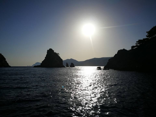  Puesta de sol sobre el mar 