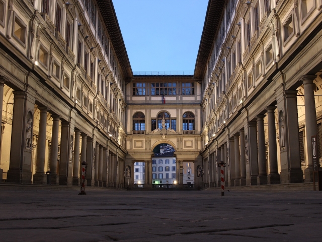  Exterior de la Galería de los Uffizi en Florencia 