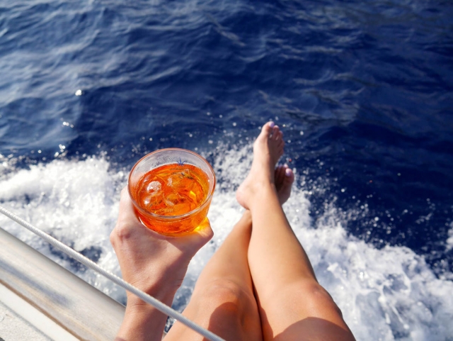  Tomar una copa en el barco 