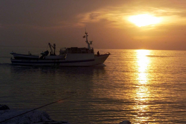  Barco de pesca al atardecer