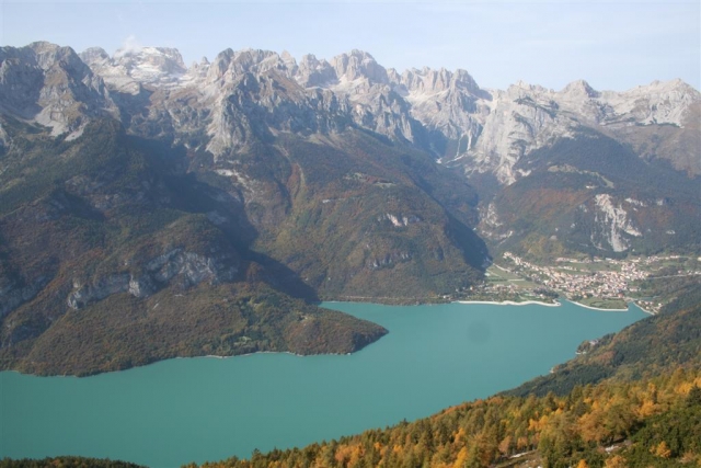 la impresionanle vista del lago Molveno 