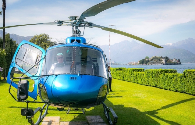  nuestro helicóptero listo para despegar 