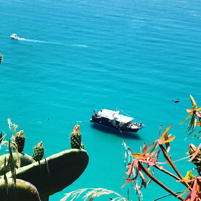  el océano azul en la costa 