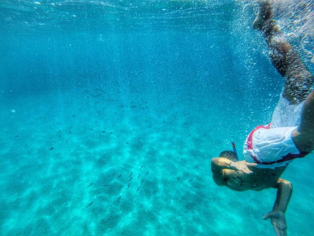  snorkeling en el mar de la costa de los dioses 