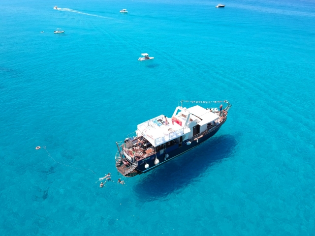 Nuestro barco en la costa de los dioses 