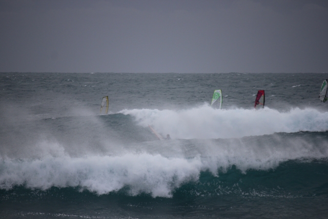  el mar está listo para el windsurf 