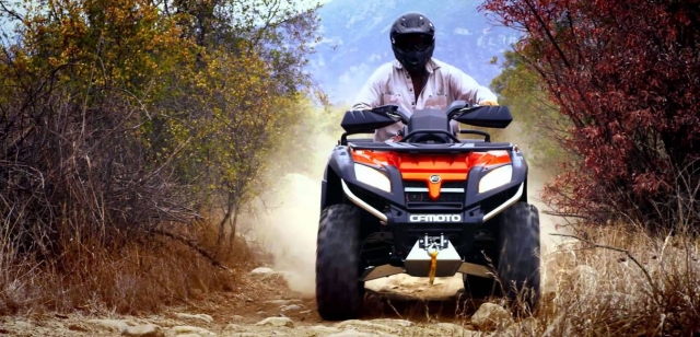  cuatrimoto en el bosque 