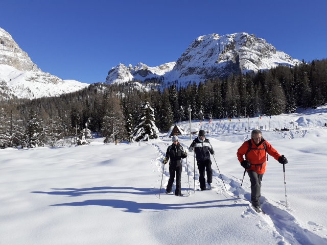 camicrema con raquetas de nieve 