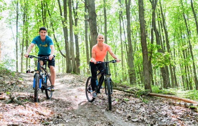  Personas en bicicleta en el parque 