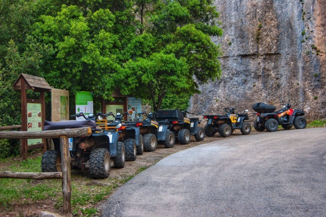  Cuatrimoto estacionado 