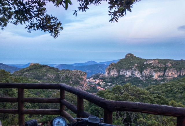  Cuatrimoto mirando el panorama