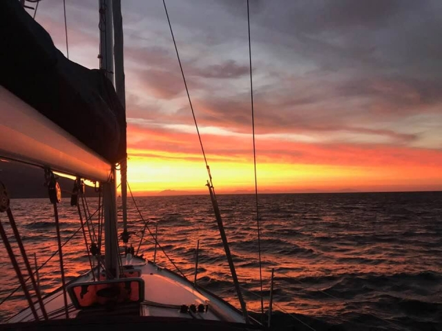  Puesta de sol en un velero.