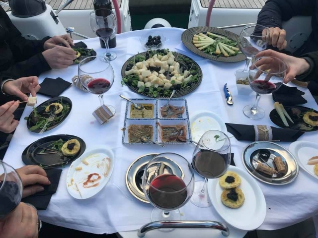  Almuerzo en el barco. 