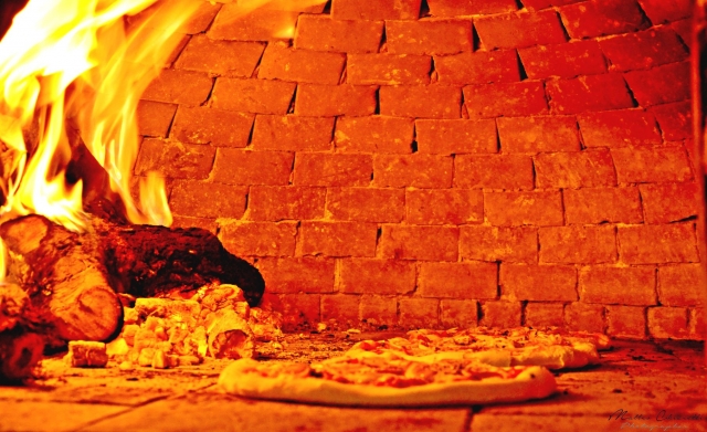  La pizza en el horno fuego de leña 