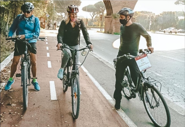  Bicicletas eléctricas y tradicionales 
