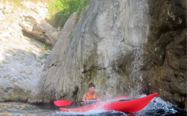  Bajo la cascada 