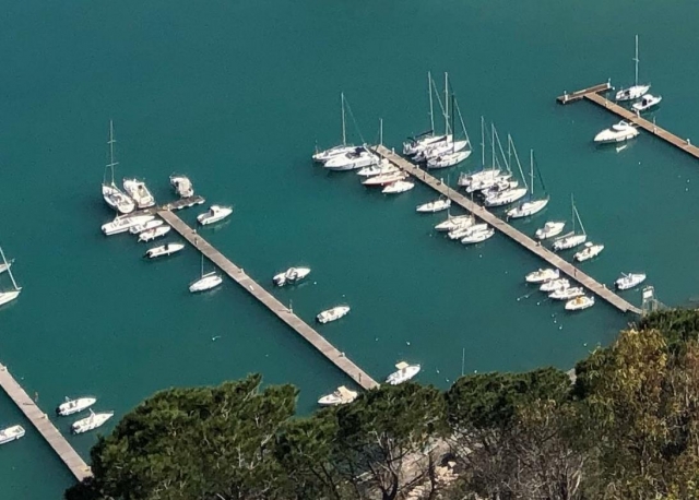  barcos en el puerto 