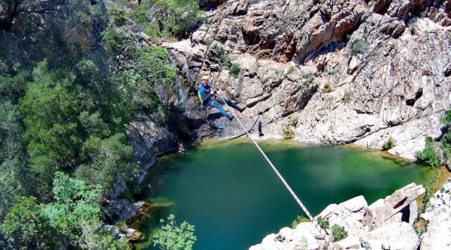  Tirolesa en el río
