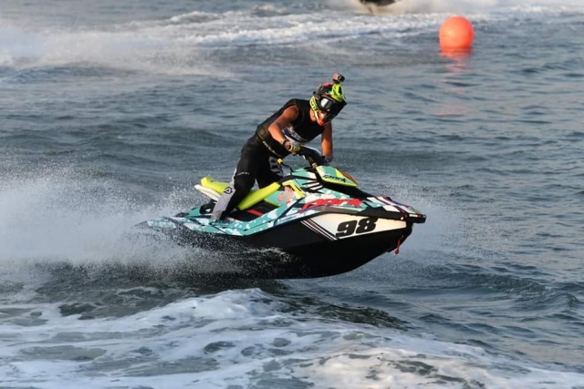  A bordo de una potenle jet ski 