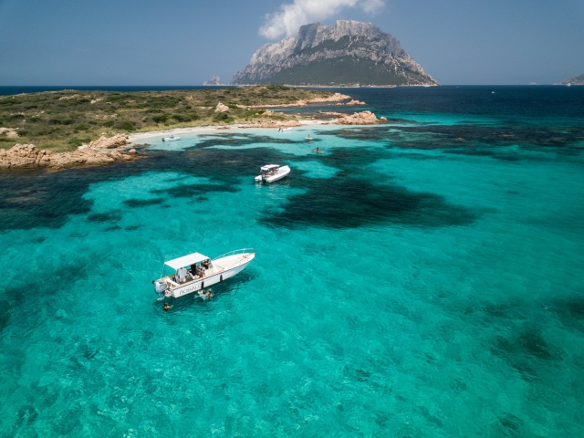  Barcos en el mar cristalino 