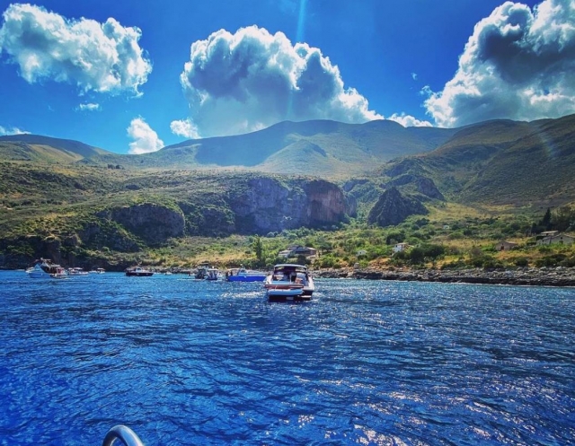  en un barco en el mar de licamarra 