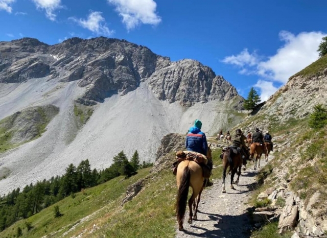  a caballo en las montañas 