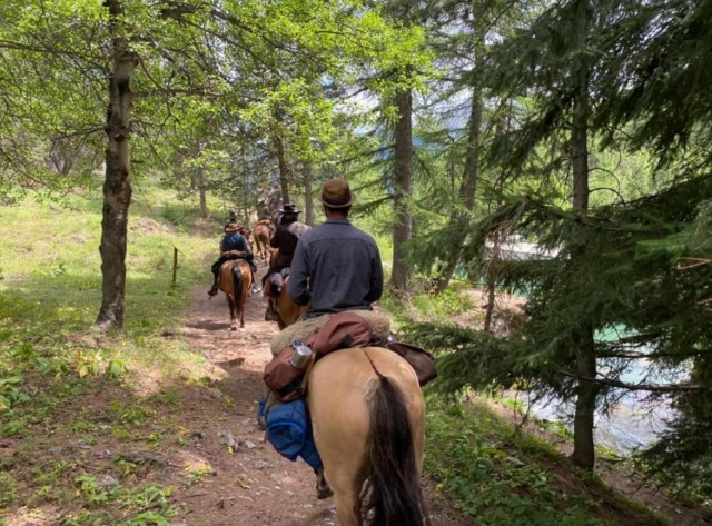  a caballo por el río 