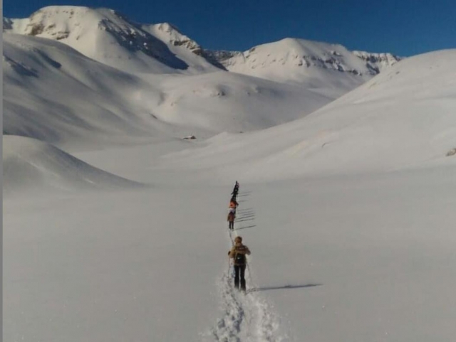  camicrema con raquetas de nieve 