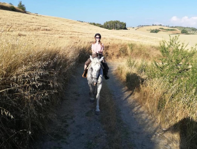a caballo en la campiña toscana 