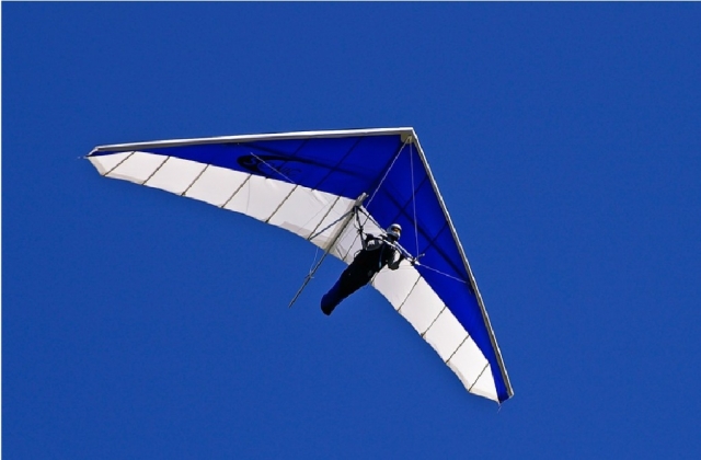  ala delta en el cielo azul 