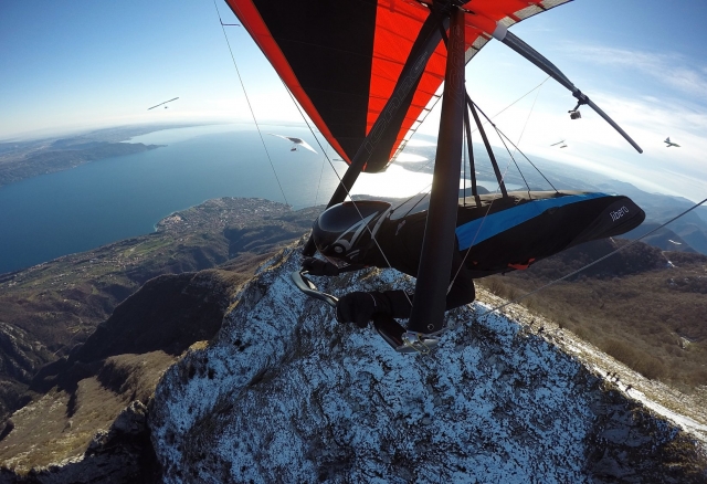  mire la belleza de garda desde el ala delta- planeador 