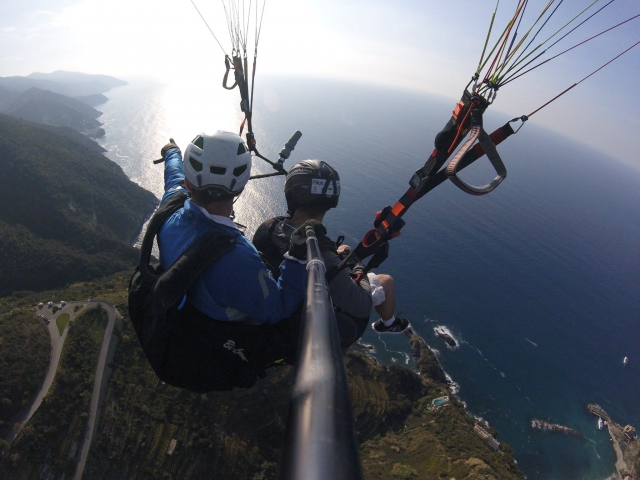  observa la belleza del paisaje mientras vuelas en parapenle 
