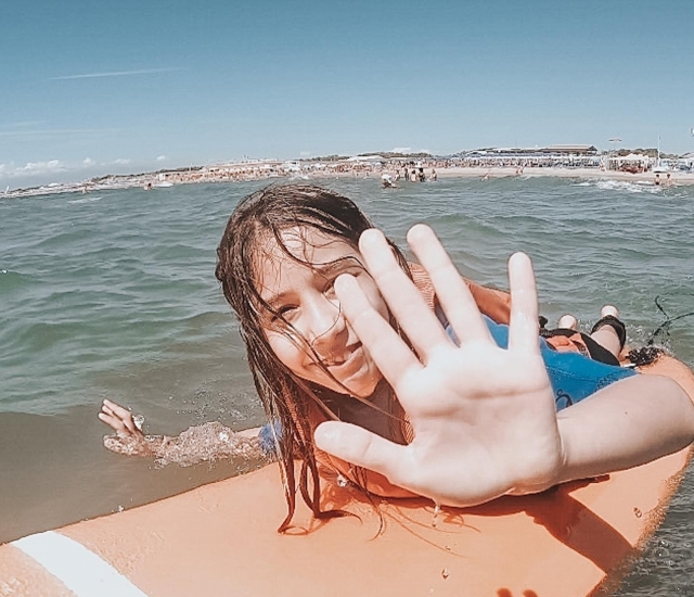 nos encanta surfear en la playa comopolitan 