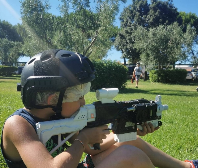 ban en campobasso con su arma de airsoft 