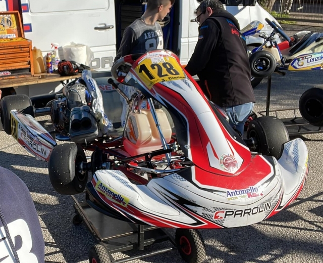 Kart While and Red 