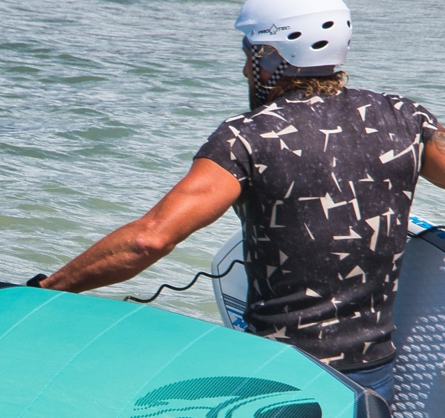 hombre con wingsurf 