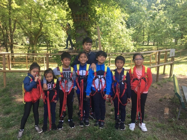 niños en el parque de aventuras 