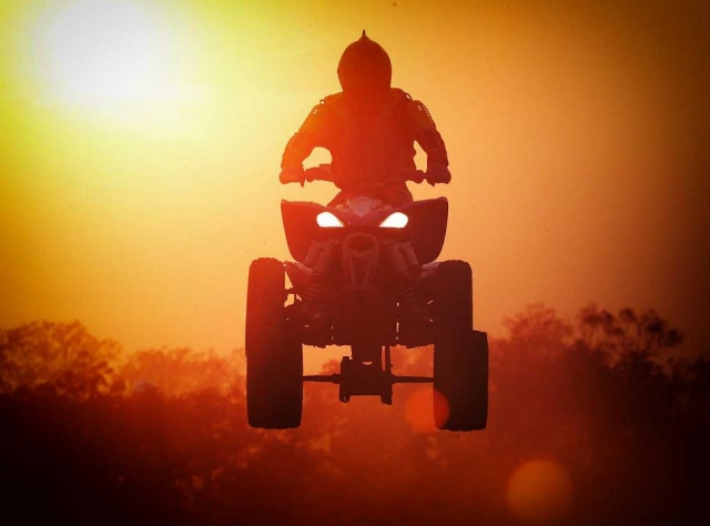  cuatrimoto al atardecer 