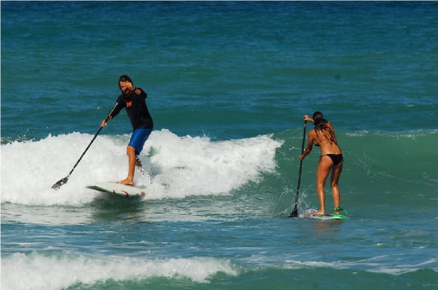 pareja y paddle board 