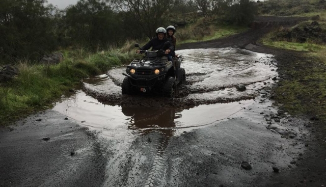 amigos en cuatrimoto 