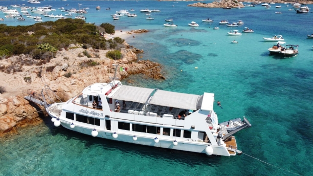  barco amarrado a La Maddalena 