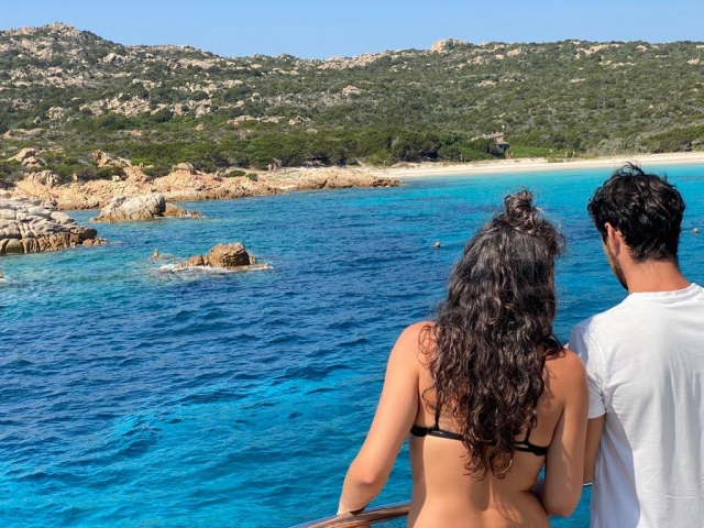  pareja visitando La Maddalena 