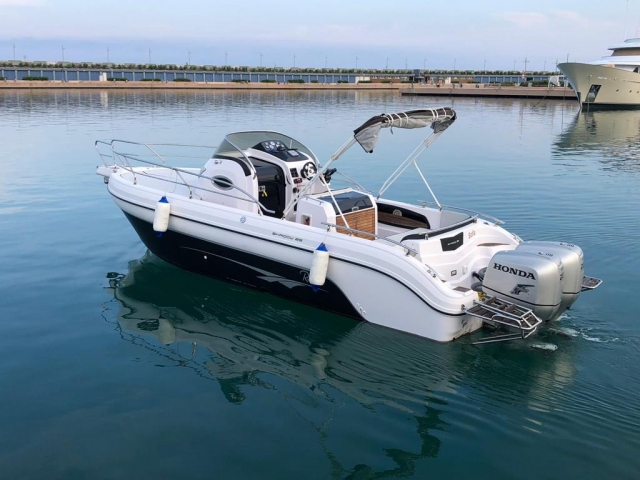 barco en el puerto 
