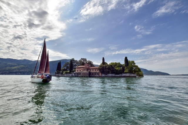 Sailing Iseo Lake