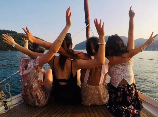en barco con amigos 