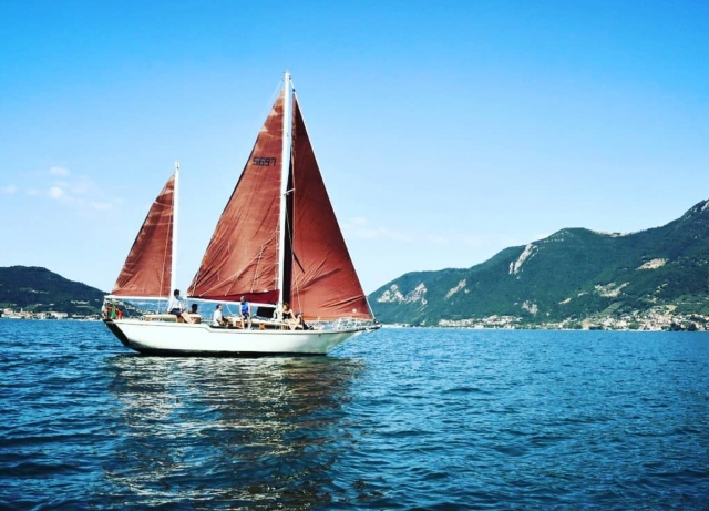  navegando en el lago iseo 